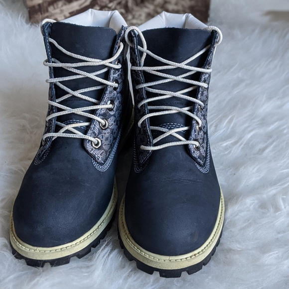 Timberland Navy and White Nubuck 6' Boots - Picture 15 of 15